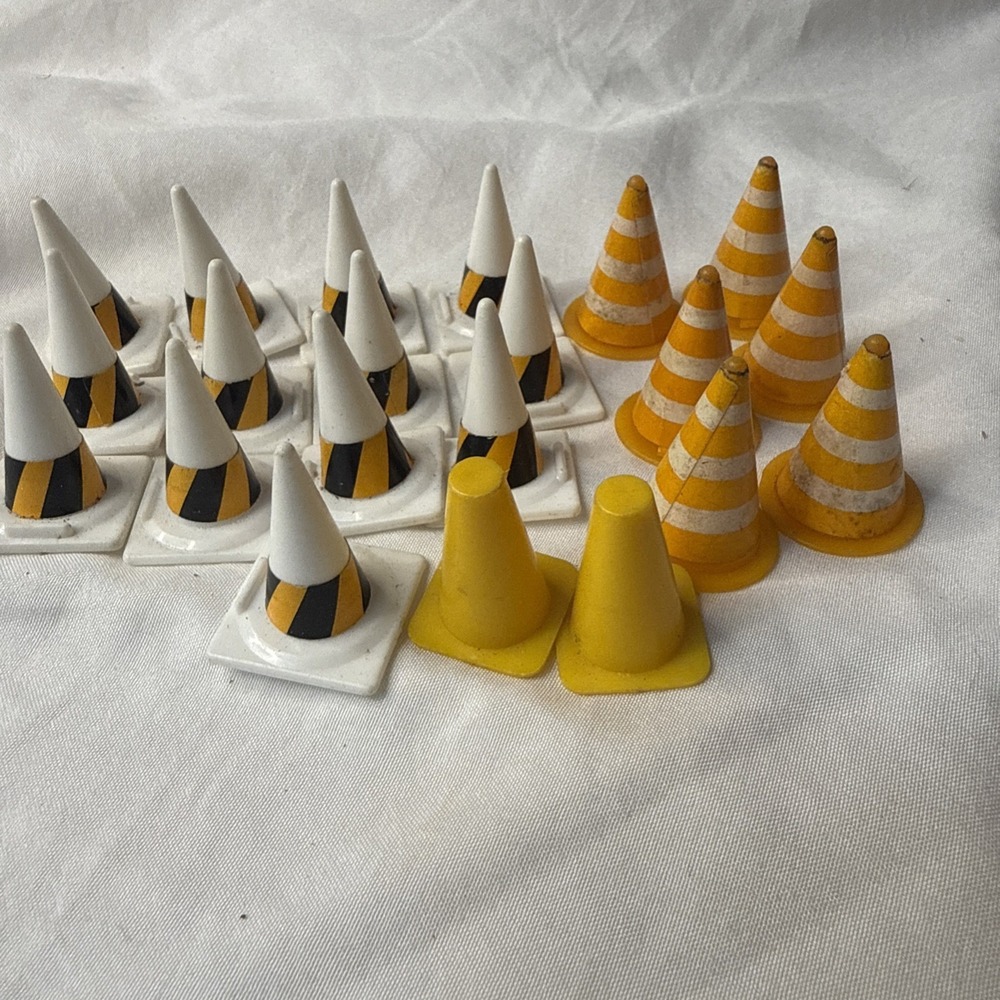 VINTAGE 21 TRAFFIC STREET ROAD CONES TOYS Train Car Display 1" White Yellow Mix